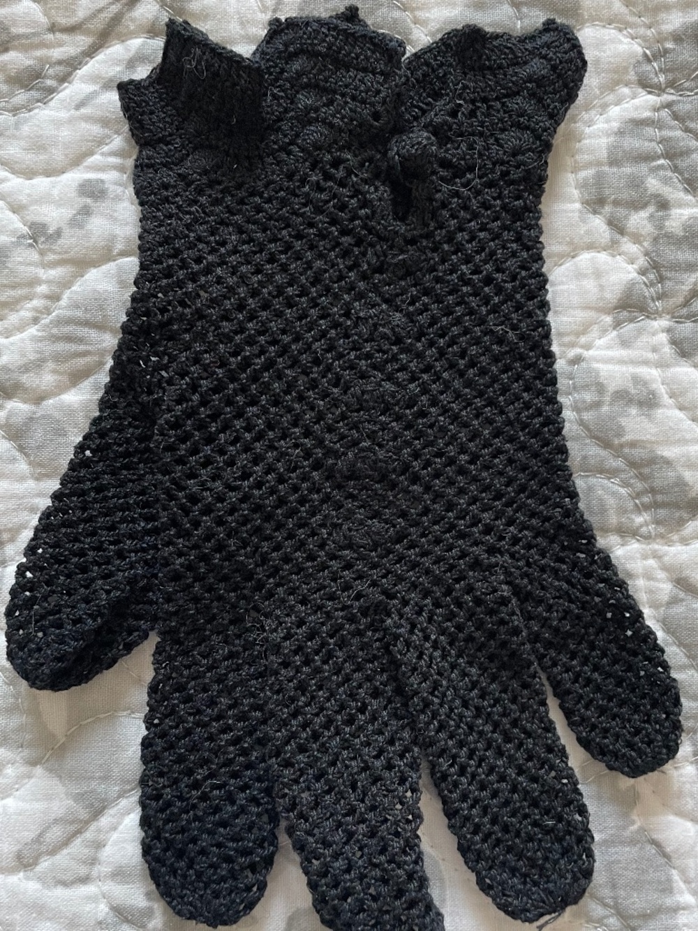 EUC April Cornell Women’s Vintage Open-Weave Crocheted Gloves in Black Mesh - Picture 3 of 4